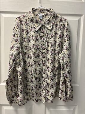 *Bundle 5 items for $30 Vintage City blues Purple Floral Button Up 2X